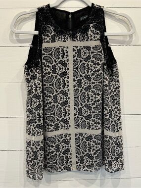 Adrianna Papell Black & Cream Lace-Patterned Sleeveless Top, Lined Size XS.